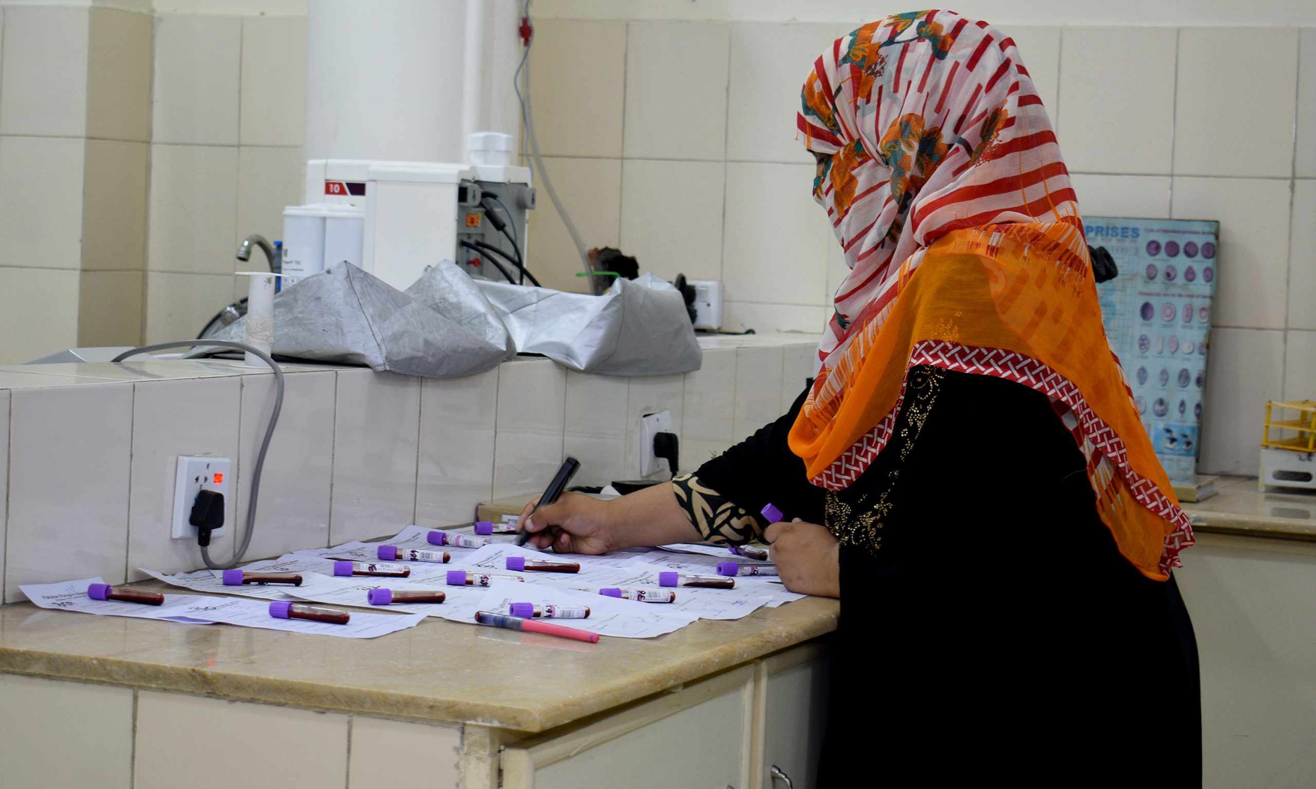 Laboratory service counter